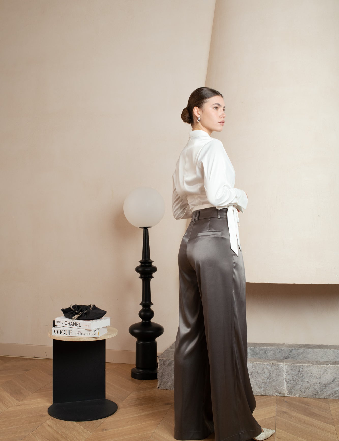 Wide-leg high-waist luxurious satin pants in onyx grey, non static, with high stretch - side view