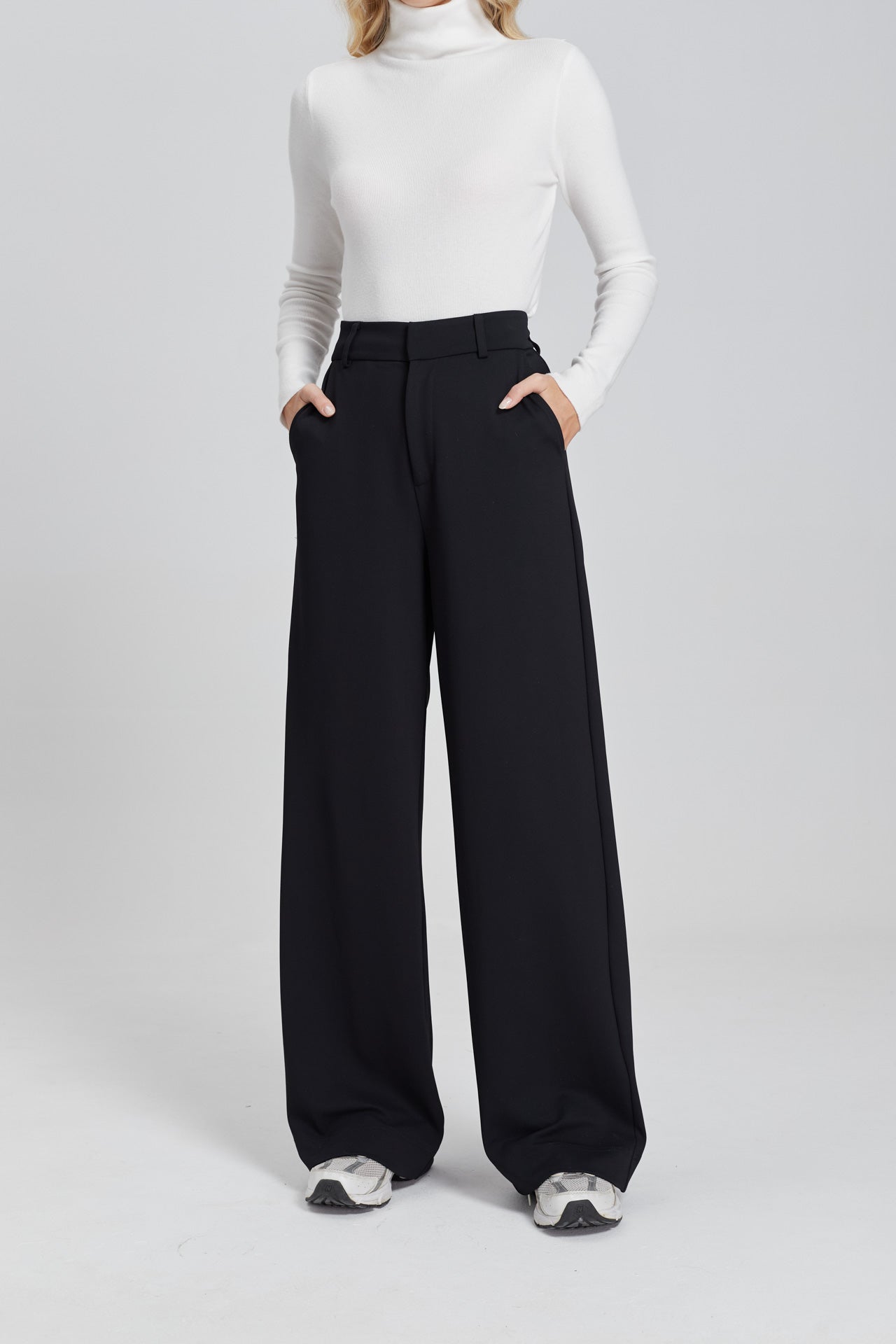 Black wide-leg trousers in twill-effect signature fabric with high waist and side pockets.

Vanilia tailored twill broek.