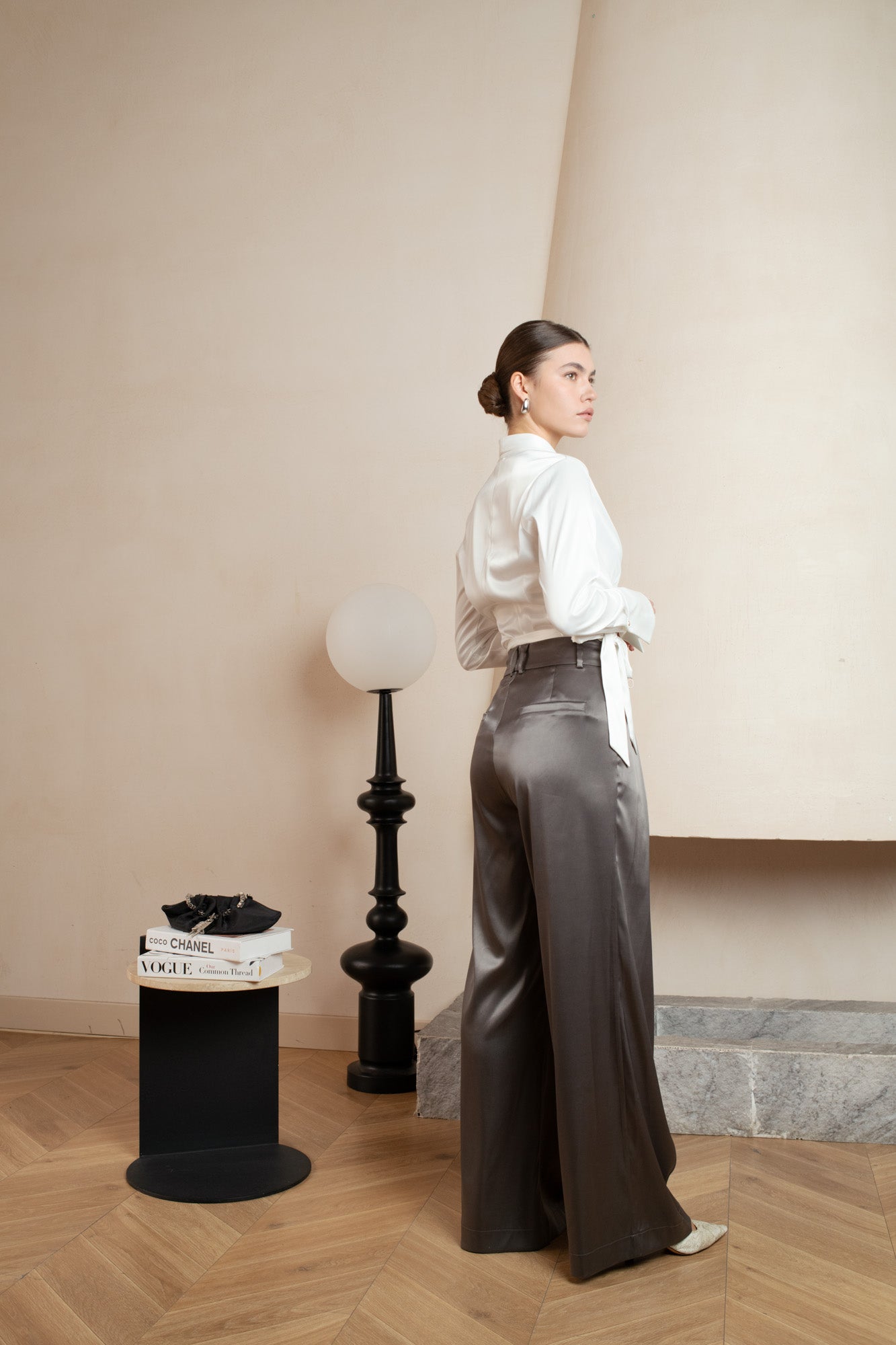 Wide-leg high-waist luxurious satin pants in onyx grey, non static, with high stretch - side view