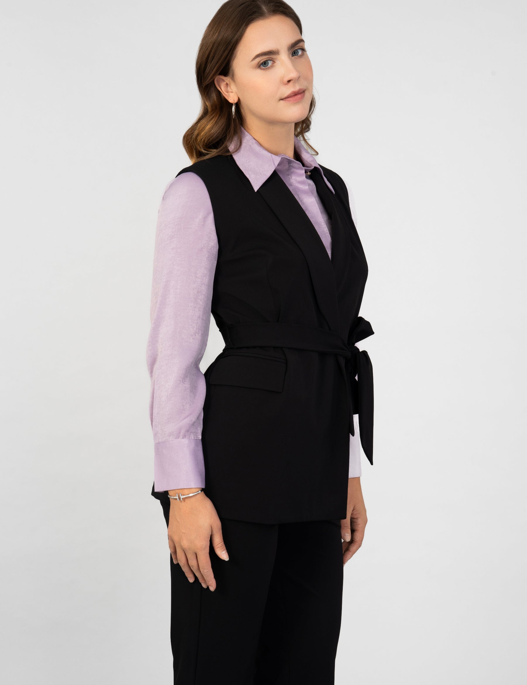Sleeveless blazer with cord, chic office outfit, werk outfit, kantoor outfit, travelstof, travel kleding, travel pak
