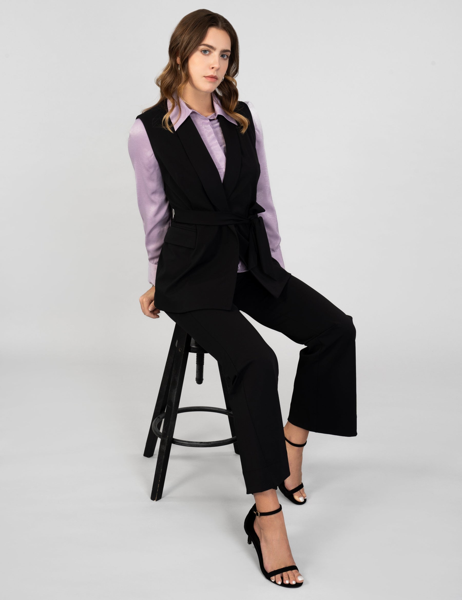Sleeveless blazer with cord, chic office outfit, werk outfit, kantoor outfit, travelstof, travel kleding, travel pak