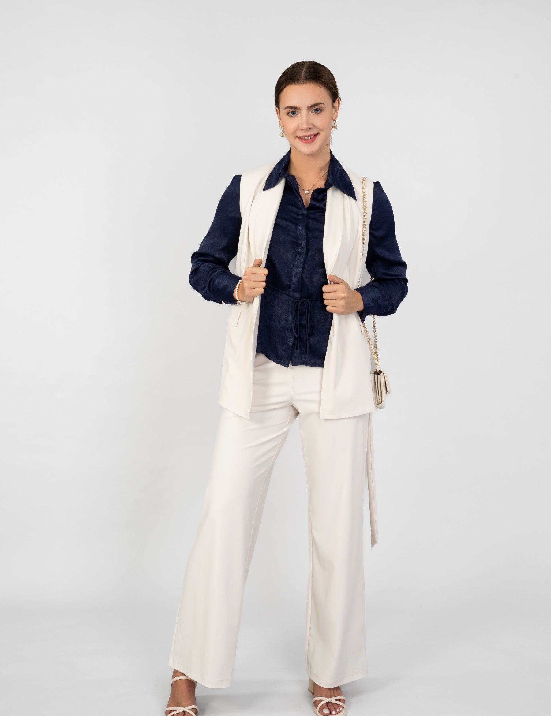 Sleeveless blazer with cord, chic office outfit, werk outfit, kantoor outfit, travelstof, travel kleding, travel pak
