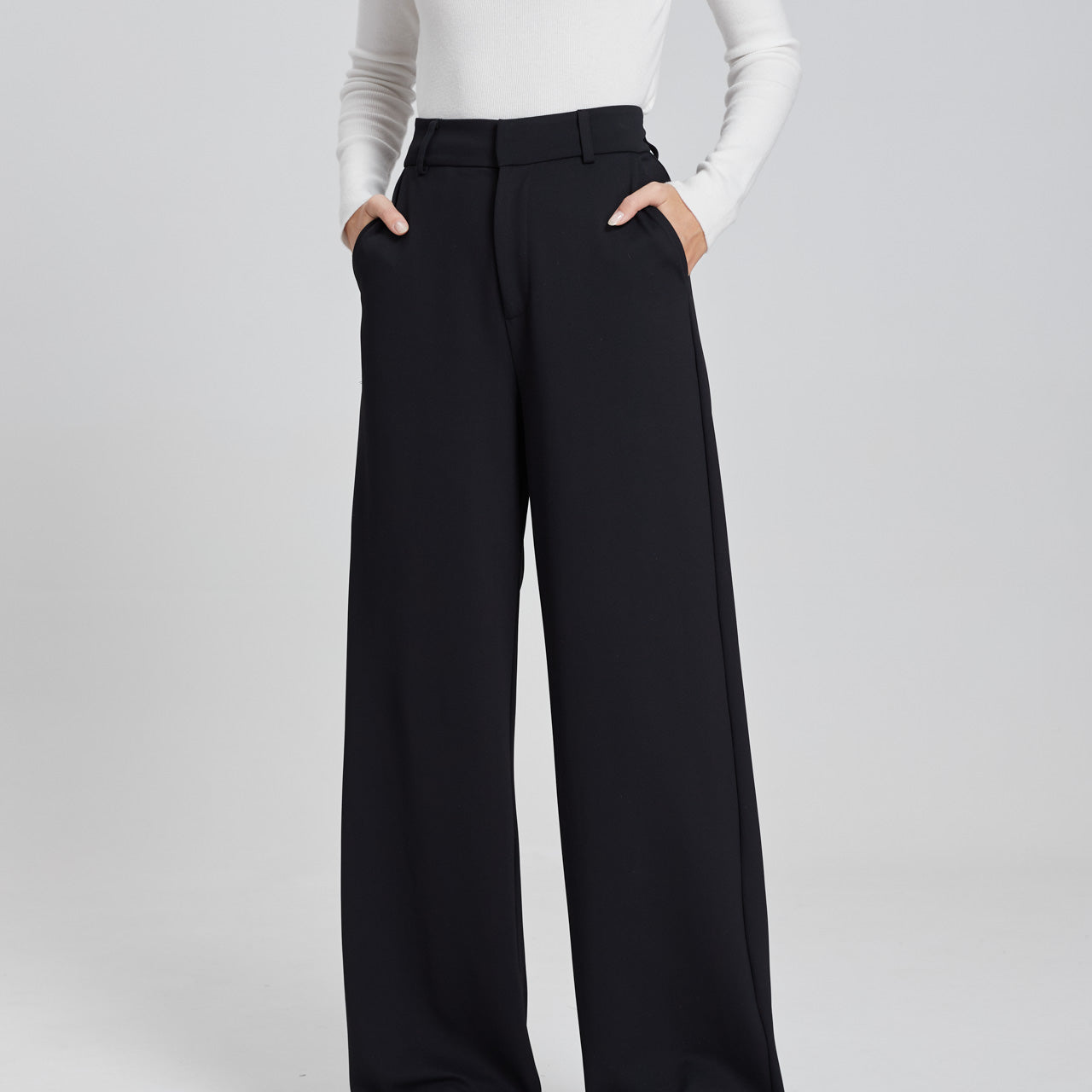 Black wide-leg trousers in twill-effect signature fabric with high waist and side pockets.

Vanilia tailored twill broek.